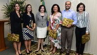 A ministra Laurita Vaz entregou condecorações e uma publicação aos familiares da juíza federal (Foto: SECOM STJ)